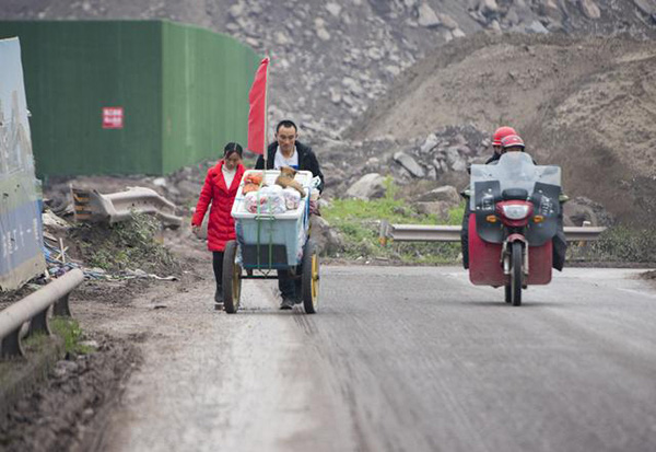 Đi bộ 2000km, ngủ dưới gầm cầu và chuồng bò trong 2 tháng để về quê ăn Tết, cặp vợ chồng &quot;bất cẩn&quot; nổi tiếng với gần 200 nghìn người hâm mộ - Ảnh 2.