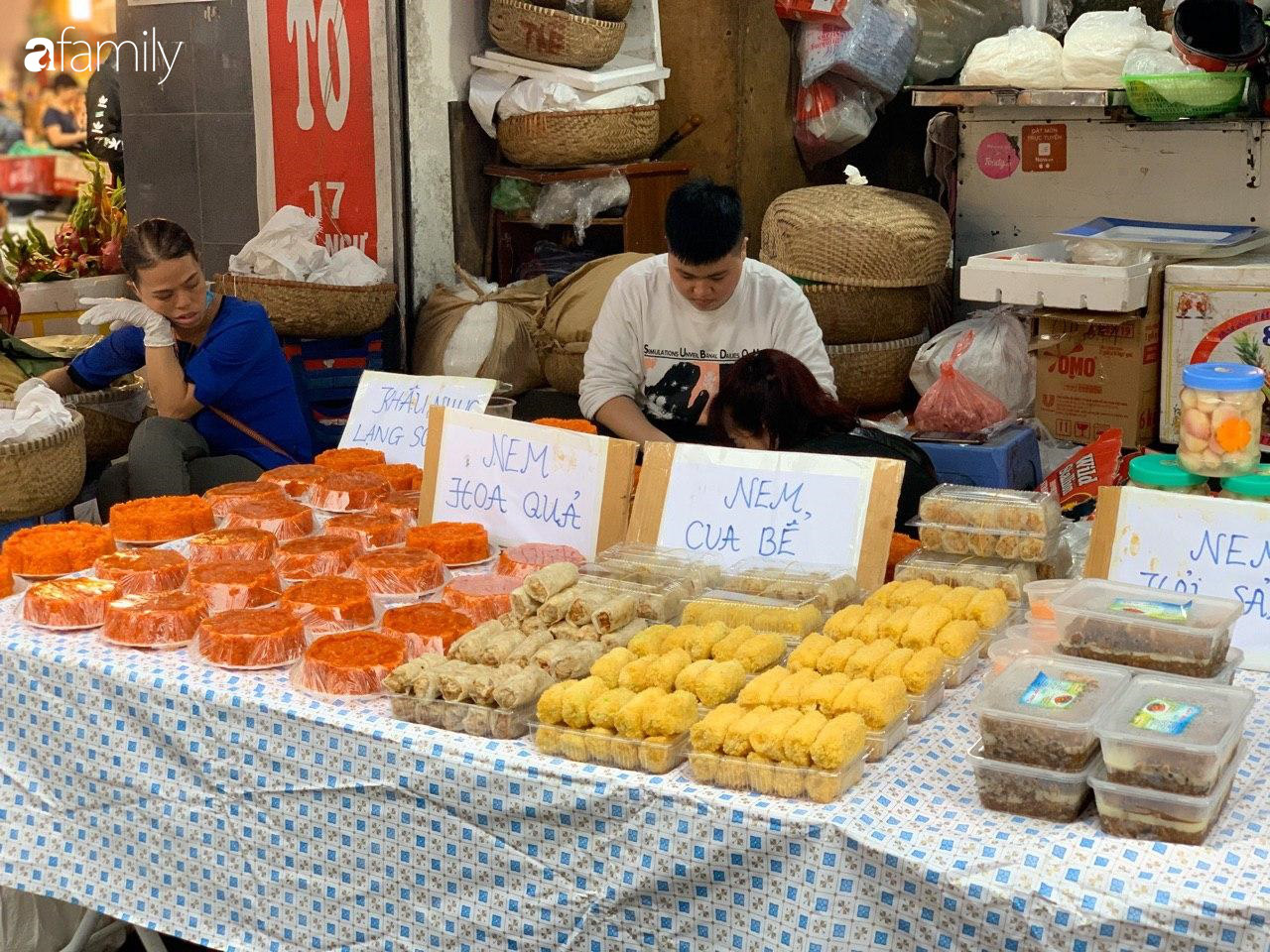 Chợ Hàng Bè thất thủ ngày cuối năm: Người người chen chúc vào hàng gà luộc và các quầy đồ ăn chế biến sẵn - Ảnh 9. Chợ Hàng Bè thất thủ ngày cuối năm: Người người chen chúc vào hàng gà luộc và các quầy đồ ăn chế biến sẵn - Ảnh 9.