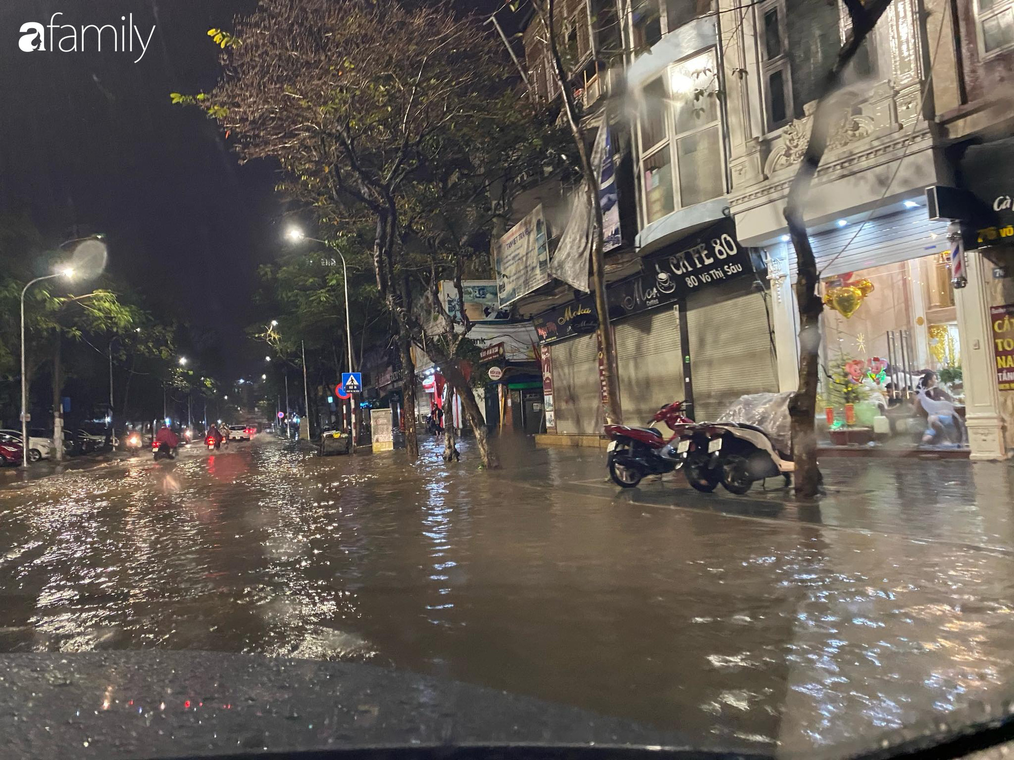 Lần đầu tiên người Hà Nội đón giao thừa trong cơn mưa gió, khắp đường phố trở nên vắng lặng đến lạ thường - Ảnh 11.