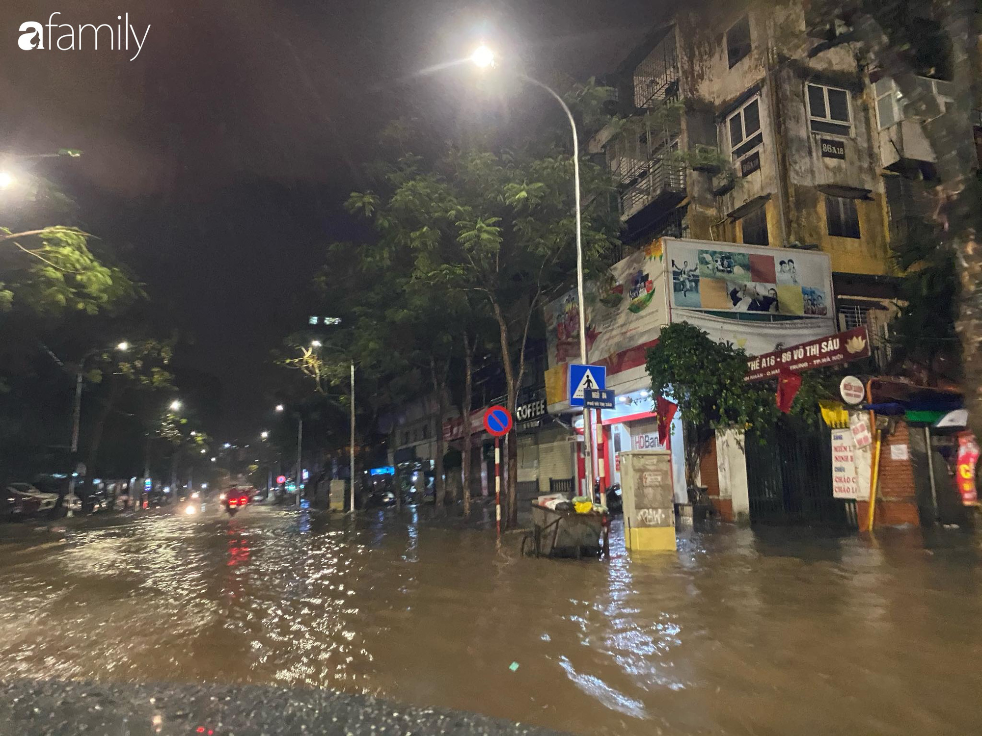 Lần đầu tiên người Hà Nội đón giao thừa trong cơn mưa gió, khắp đường phố trở nên vắng lặng đến lạ thường - Ảnh 12.
