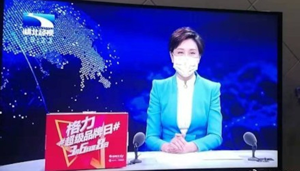 Lo sợ Virus Corona nguy hiểm, các MC và phóng viên ở ổ dịch Vũ Hán cũng phải đeo khẩu trang khi lên hình - Ảnh 1.