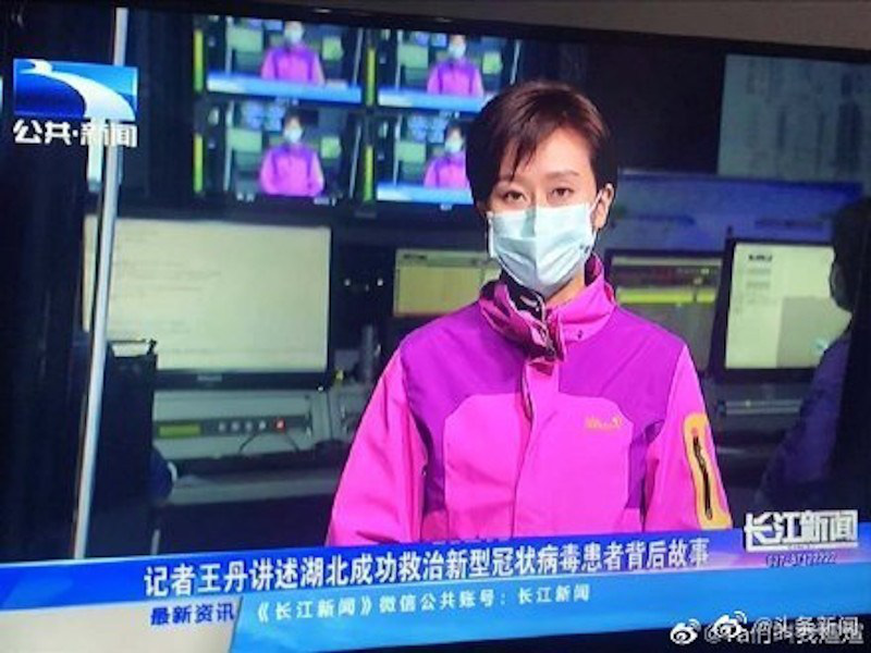 Lo sợ Virus Corona nguy hiểm, các MC và phóng viên ở ổ dịch Vũ Hán cũng phải đeo khẩu trang khi lên hình - Ảnh 2.