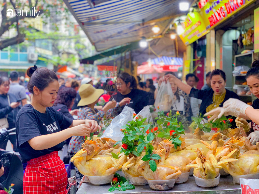 30 Tết: Chợ Hàng Bè "thất thủ" người người chen chúc vào hàng gà luộc và các quầy đồ ăn chế biến sẵn - Ảnh 3. 30 Tết: Chợ Hàng Bè "thất thủ" người người chen chúc vào hàng gà luộc và các quầy đồ ăn chế biến sẵn - Ảnh 3.