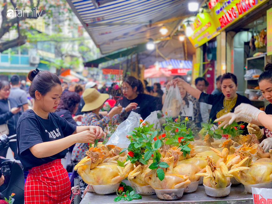 30 Tết: Chợ Hàng Bè &quot;thất thủ&quot; người người chen chúc vào hàng gà luộc và các quầy đồ ăn chế biến sẵn - Ảnh 3.