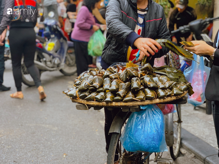 30 Tết: Chợ Hàng Bè &quot;thất thủ&quot; người người chen chúc vào hàng gà luộc và các quầy đồ ăn chế biến sẵn - Ảnh 17.