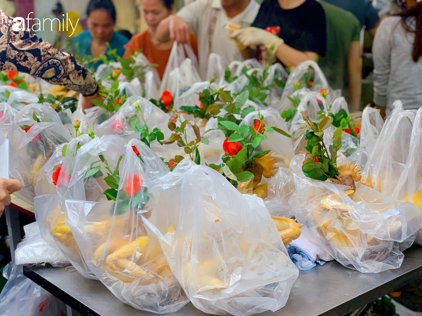 30 Tết: Chợ Hàng Bè "thất thủ" người người chen chúc vào hàng gà luộc và các quầy đồ ăn chế biến sẵn - Ảnh 5. 30 Tết: Chợ Hàng Bè "thất thủ" người người chen chúc vào hàng gà luộc và các quầy đồ ăn chế biến sẵn - Ảnh 5.