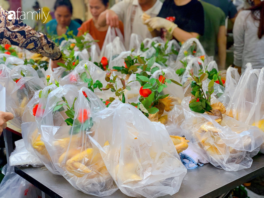 30 Tết: Chợ Hàng Bè &quot;thất thủ&quot; người người chen chúc vào hàng gà luộc và các quầy đồ ăn chế biến sẵn - Ảnh 5.