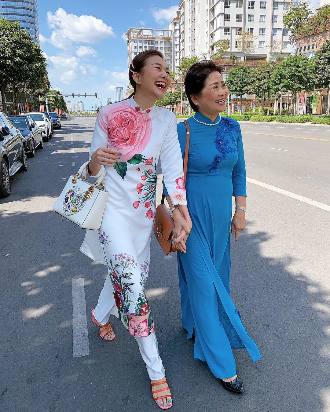 Mặc cho mùng 1 âm u, các người đẹp Việt vẫn tưng bừng váy áo: H'Hen Niê diện áo dài đi chân trần, Đông Nhi xịn hơn diện lại đôi giày cưới 30 triệu - Ảnh 9.