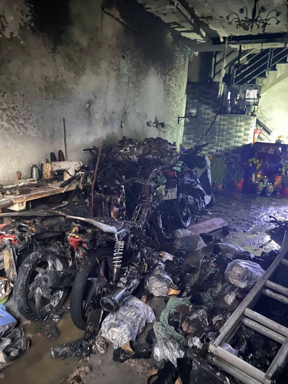 TP. HCM: Cháy 2 căn nhà lúc rạng sáng mùng 1 Tết, 5 người được giải cứu nhưng nhiều xe máy bị thiêu rụi - Ảnh 1.
