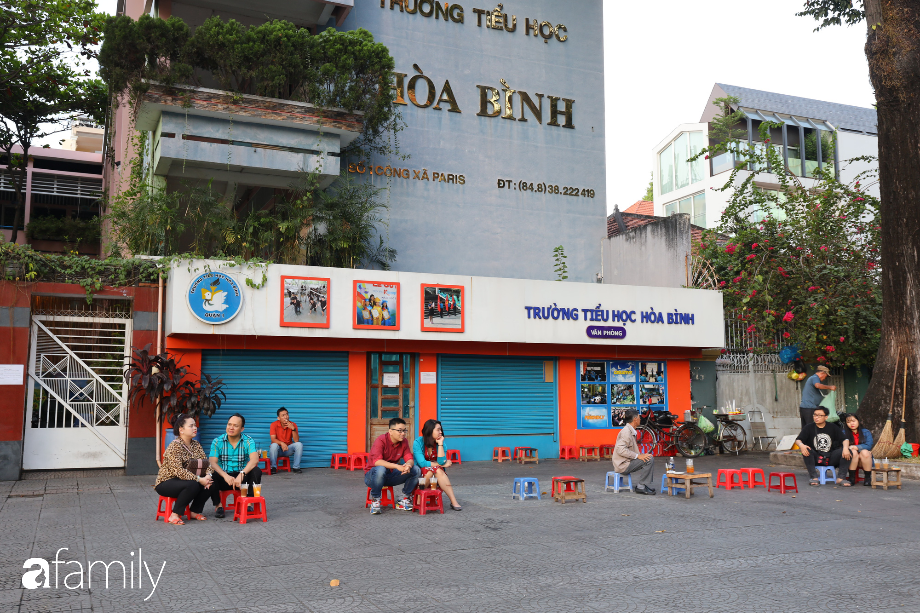 Sài Gòn - Sài Gòn, thành phố tươi đẹp với những con đường, ngôi nhà cổ kính, những quán cà phê sành điệu và những món ăn đặc trưng hấp dẫn. Bạn có thể yêu cầu điểm đến của mình là phố đi bộ Nguyễn Huệ, Bảo tàng Hồ Chí Minh, Chợ Bến Thành hay gửi xe tại phố Điện Biên Phủ để đi dạo trên đường đi bộ nhé!