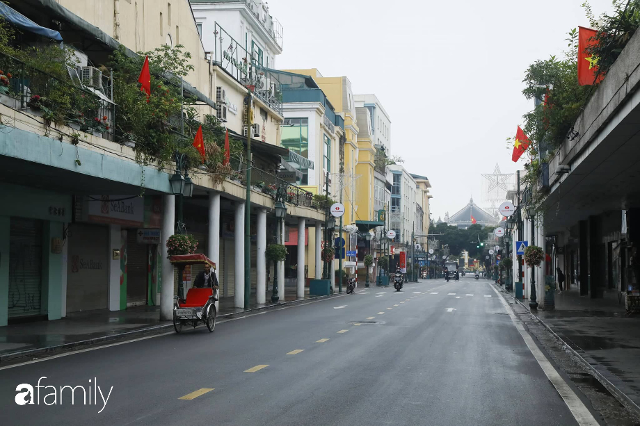 Cái không khí lạ lùng ngày Mùng 1 Tết mà người Hà Nội hiếm khi gặp, đã vắng lặng mà còn se lạnh, ẩm ướt đến khó tả - Ảnh 16.