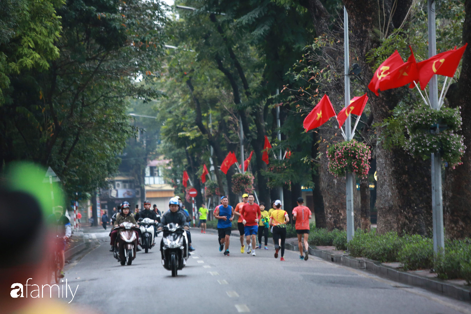 C&aacute;i kh&ocirc;ng kh&iacute; lạ l&ugrave;ng ng&agrave;y M&ugrave;ng 1 Tết m&agrave; người H&agrave; Nội hiếm khi gặp, đ&atilde; vắng lặng m&agrave; c&ograve;n se lạnh, ẩm ướt đến kh&oacute; tả - Ảnh 8.