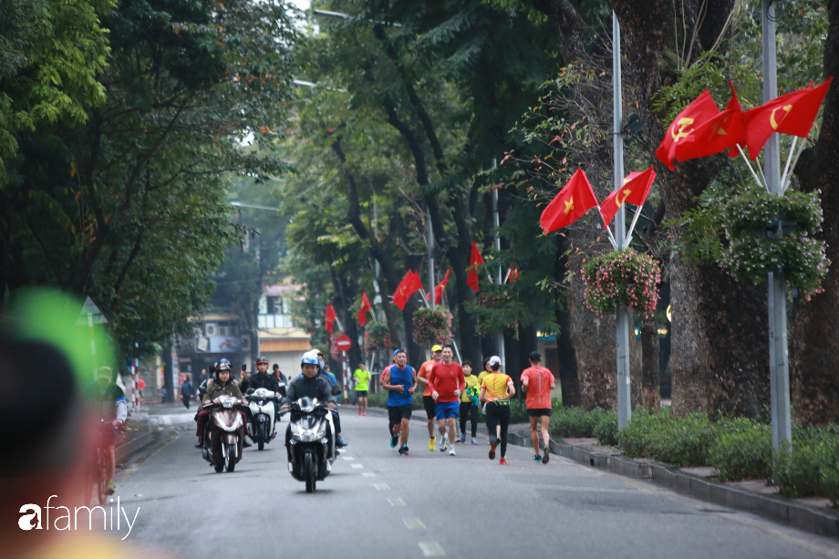 Cái không khí lạ lùng ngày Mùng 1 Tết mà người Hà Nội hiếm khi gặp, đã vắng lặng mà còn se lạnh, ẩm ướt đến khó tả - Ảnh 8.