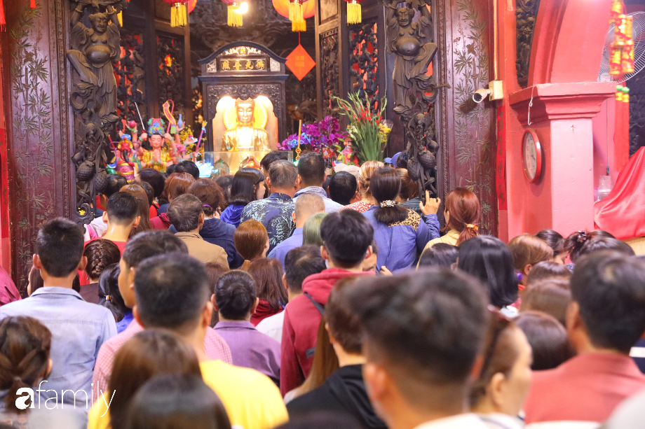 Tình hình đi chùa ở Sài Gòn ngày Mùng 1, chờ đến lượt thắp nhang cũng phải vượt không biết bao nhiêu &quot;ải&quot; - Ảnh 5.