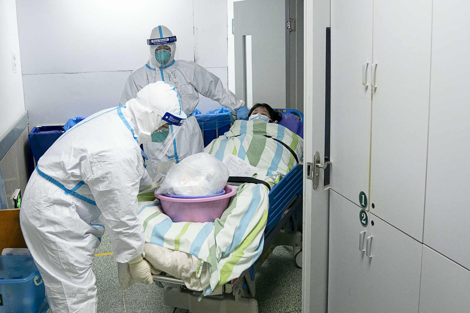 Loạt ảnh &quot;vỡ trận&quot; trong bệnh viện Vũ Hán: Xác chết la liệt, người dân chen lấn đòi điều trị y tế, bác sĩ mặc bỉm cả ngày vì không thể đi vệ sinh - Ảnh 4.