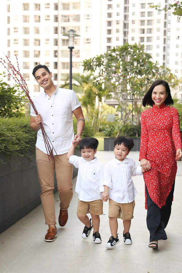 Ngày đầu năm của các hot family: Vợ chồng Shark Hưng diện áo dài đôi đi chúc Tết, bé Myla xúng xính áo dài du xuân cùng bố mẹ - Ảnh 6.