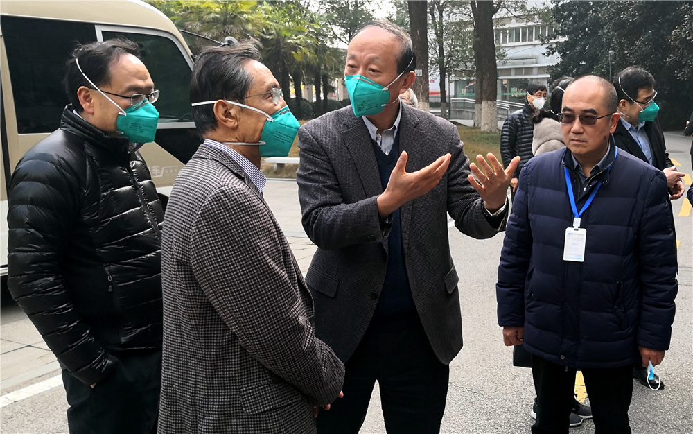 Những người tiến vào tâm dịch Vũ Hán: Anh hùng chống SARS 84 tuổi trở lại cuộc chiến với virus, nhà báo vượt qua nỗi sợ để đưa tin - Ảnh 1.