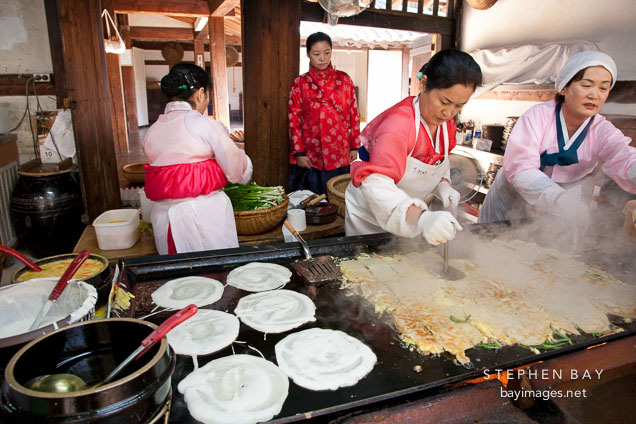 women-cooking-korean-pajeon-20539-1579972330106448327265.jpg
