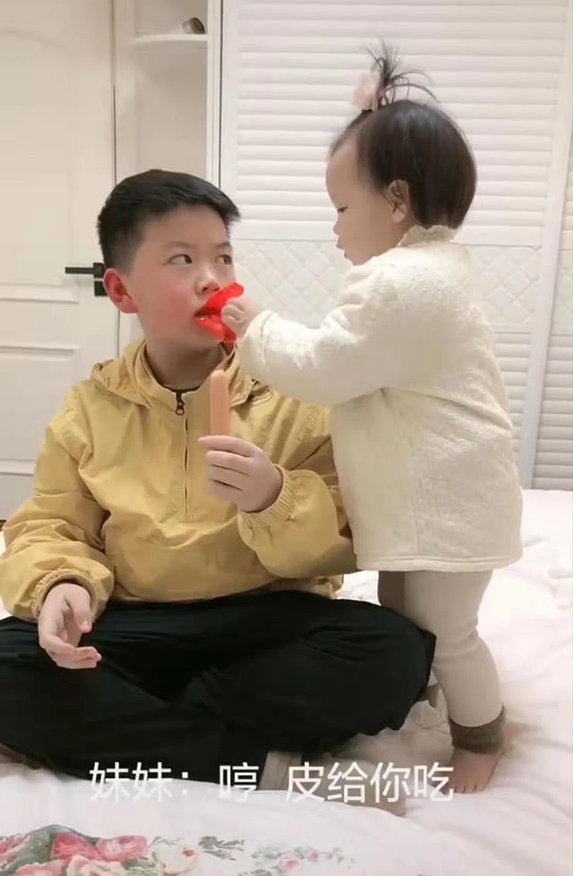 Anh trai cho em gái vỏ xúc xích còn mình giành hết phần thịt và màn "phản đòn" cực gắt của cô em gái nhỏ - Ảnh 3. Anh trai cho em gái vỏ xúc xích còn mình giành hết phần thịt và màn "phản đòn" cực gắt của cô em gái nhỏ - Ảnh 3.