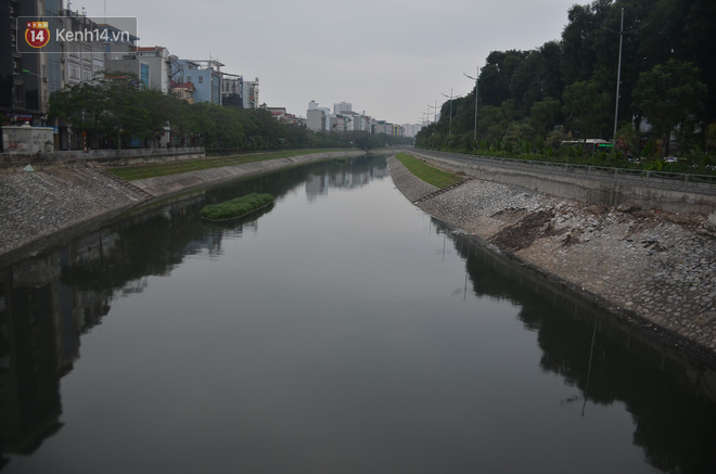 Hà Nội: Rác thải ngập ngụa sông Tô Lịch sau những ngày nghỉ Tết - Ảnh 8.