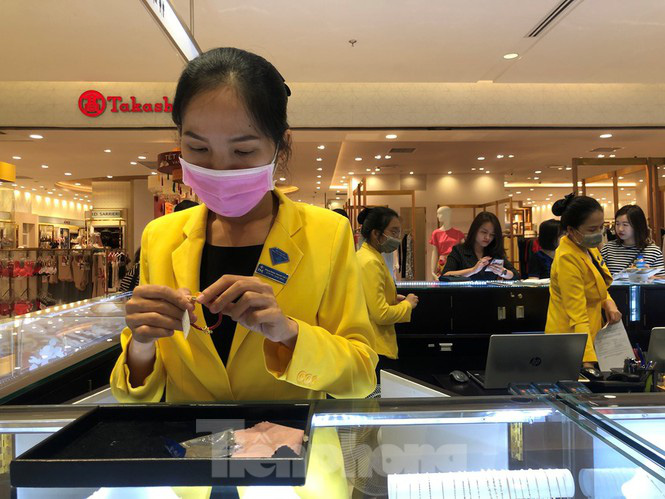 Sợ virus corona, nhân viên ở nhiều trung tâm thương mại đeo khẩu trang đón khách - Ảnh 5.