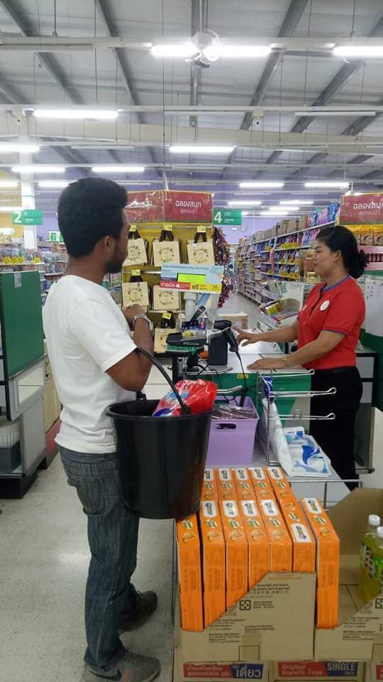 Ảnh hài hước của những cái đầu tận tâm bảo vệ môi trường, quyết không dùng túi nilon khiến ai nấy cười bò - Ảnh 2. Ảnh hài hước của những cái đầu tận tâm bảo vệ môi trường, quyết không dùng túi nilon khiến ai nấy cười bò - Ảnh 2.