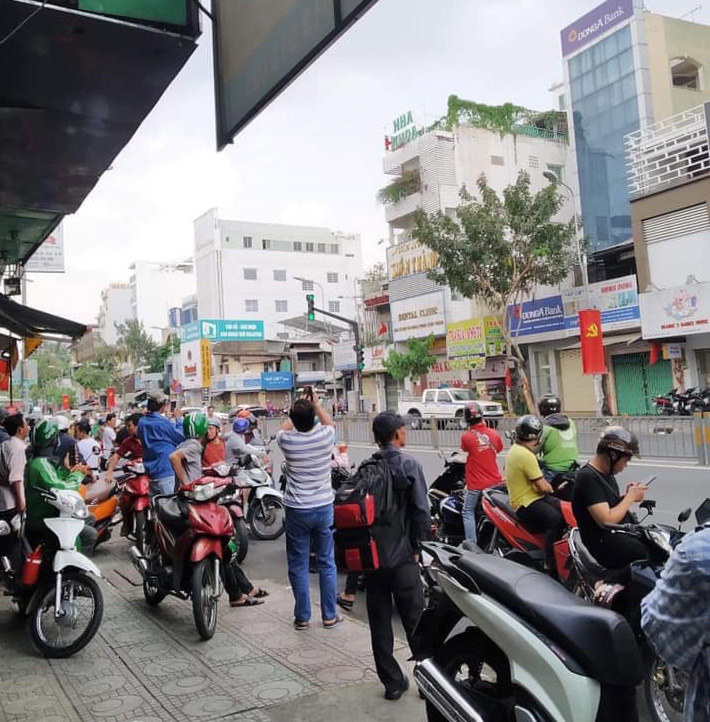 Nghi án thanh niên ngáo đá cầm súng, lựu đạn cướp ngân hàng ở Sài Gòn - Ảnh 2.