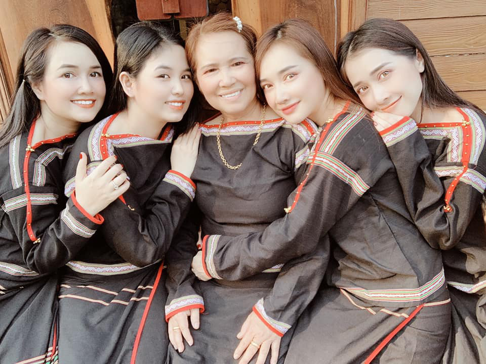 Trang phục dân tộc là một trong những đặc trưng nổi bật của Việt Nam. Chúng tạo nên một sự phong phú và đa dạng về mẫu mã, màu sắc, và họa tiết. Hãy cùng đến với hình ảnh trang phục dân tộc để thấy rõ tính đặc sắc của nó.