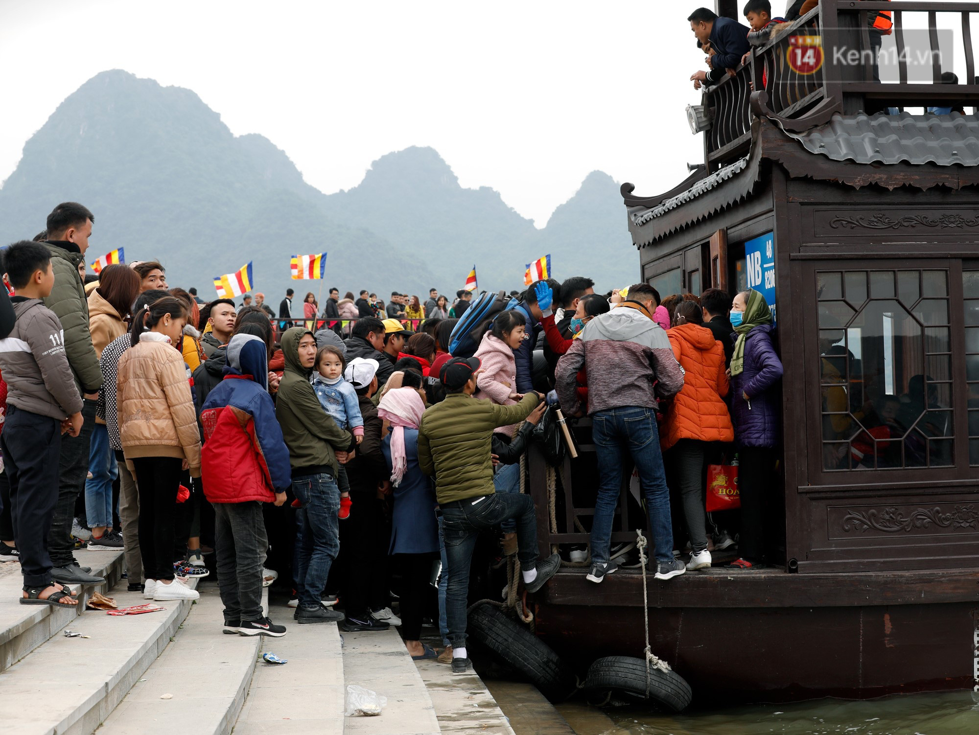 Du khách, phật tử chen nhau lên thuyền và xe điện, gây tình cảnh hỗn loạn và quá tải ở ngôi chùa lớn nhất thế giới tại Việt Nam - Ảnh 4.
