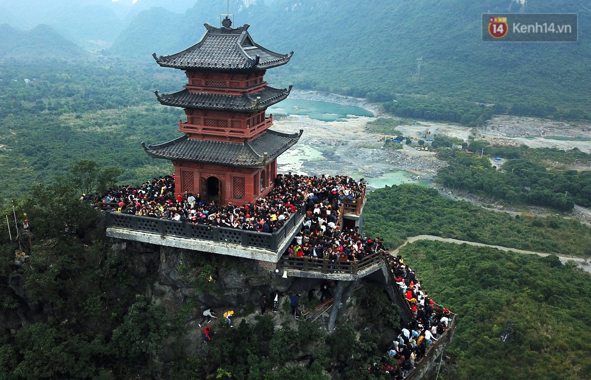 Du khách, phật tử chen nhau lên thuyền và xe điện, gây tình cảnh hỗn loạn và quá tải ở ngôi chùa lớn nhất thế giới tại Việt Nam - Ảnh 9.