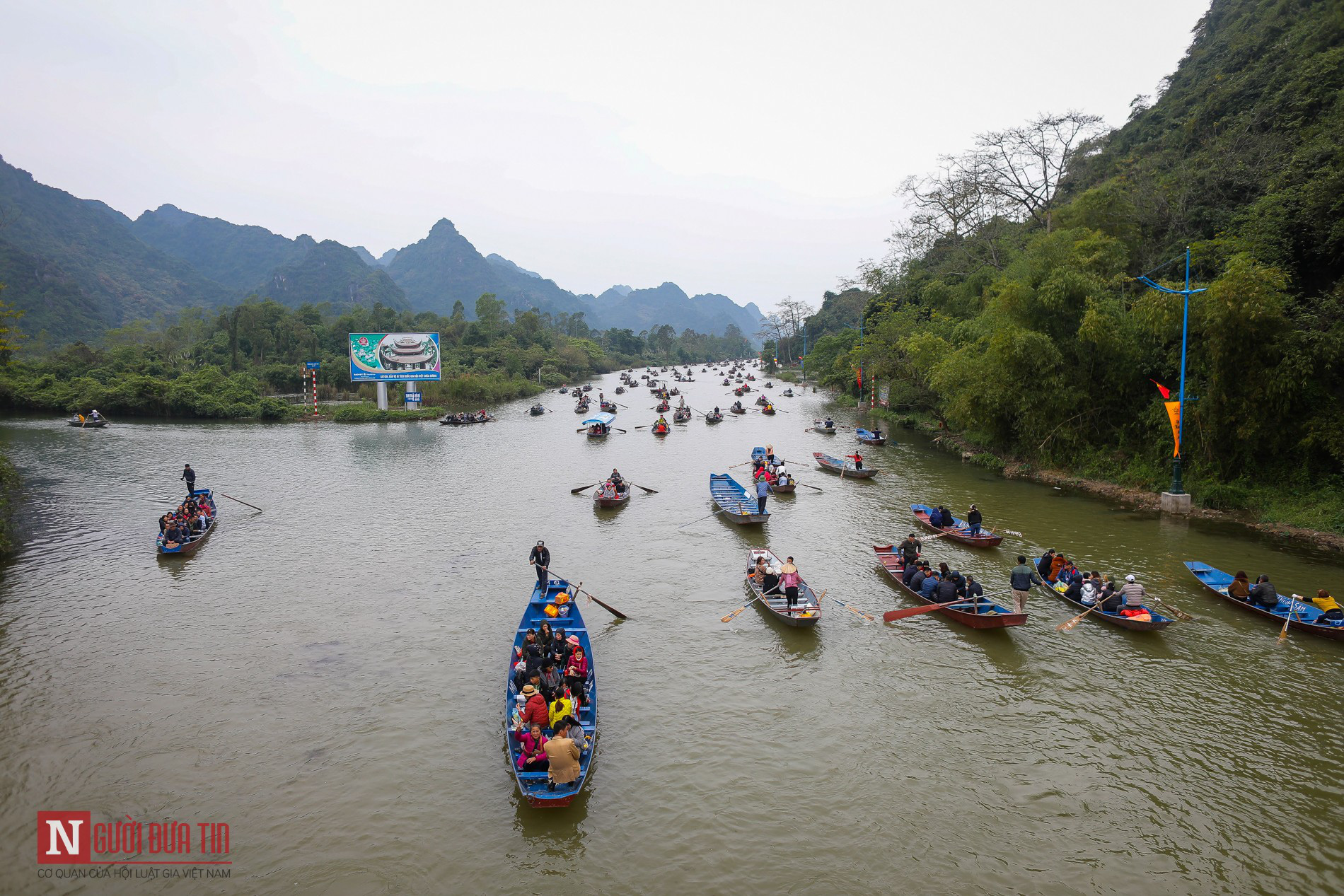 Hàng vạn du khách ùn ùn đổ về Chùa Hương trước giờ khai hội - Ảnh 2.