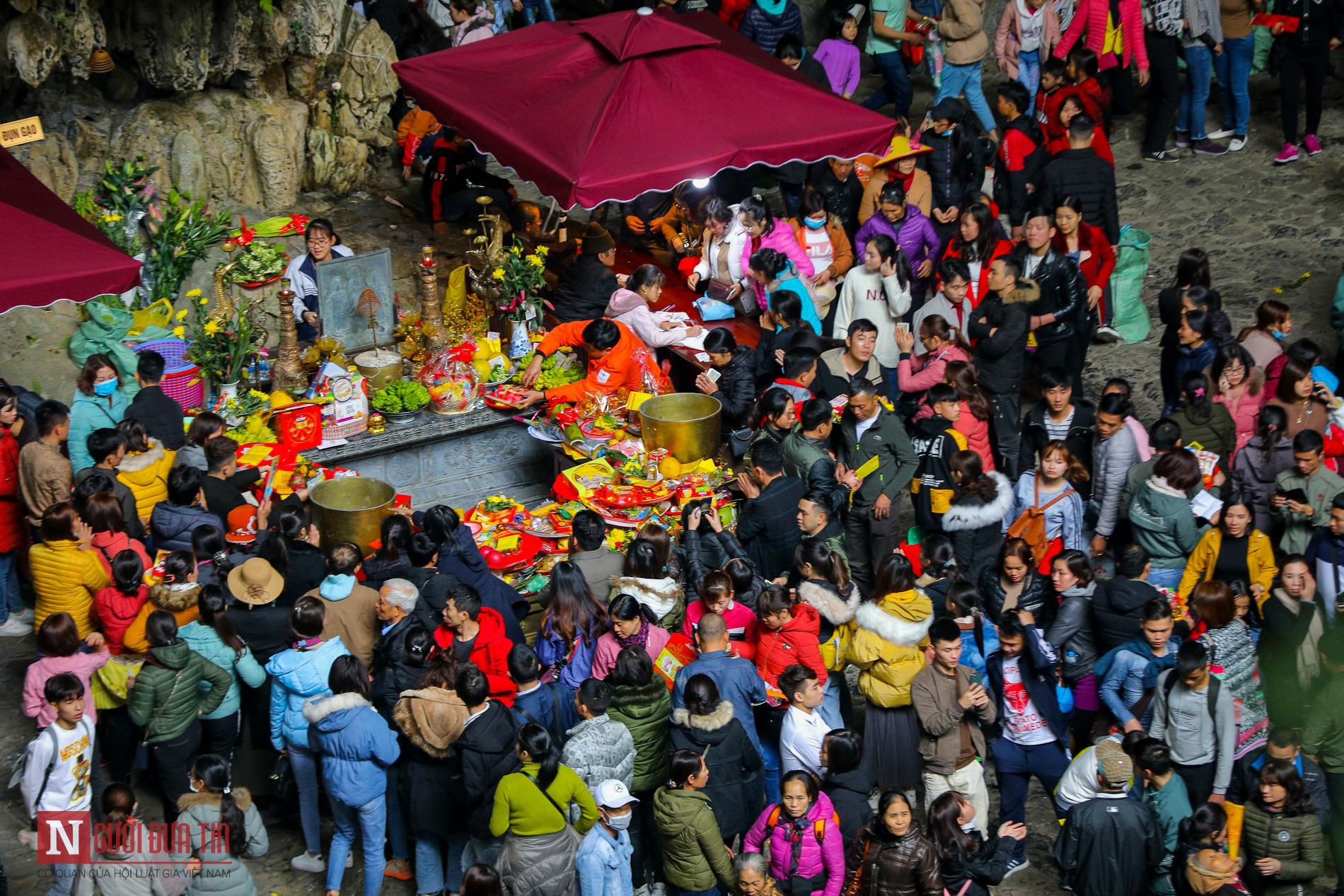Hàng vạn du khách ùn ùn đổ về Chùa Hương trước giờ khai hội - Ảnh 11.