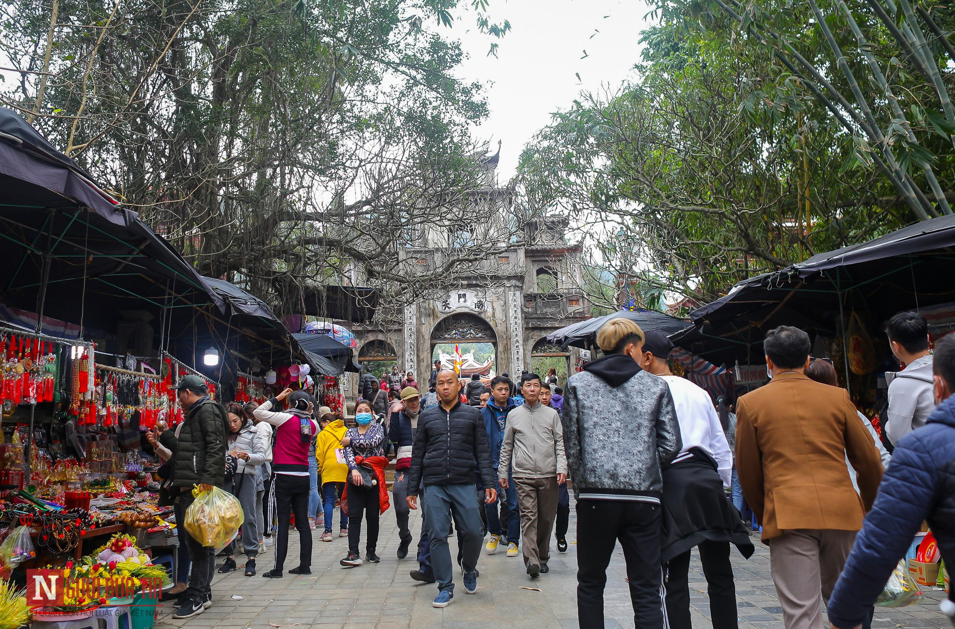 Hàng vạn du khách ùn ùn đổ về Chùa Hương trước giờ khai hội - Ảnh 6.