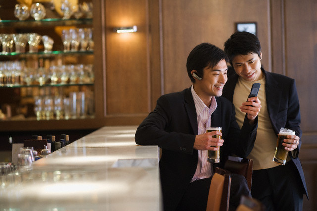 S&aacute;ng vừa mở cửa h&agrave;ng đ&atilde; thấy hai c&ocirc; g&aacute;i đến kh&oacute;c l&oacute;c ăn vạ, t&ocirc;i v&agrave; mẹ chồng h&aacute; hốc miệng nh&igrave;n nhau kinh ngạc, đến l&uacute;c nghe xong c&acirc;u chuyện th&igrave; sống lưng ch&uacute;ng t&ocirc;i đều lạnh - Ảnh 1.