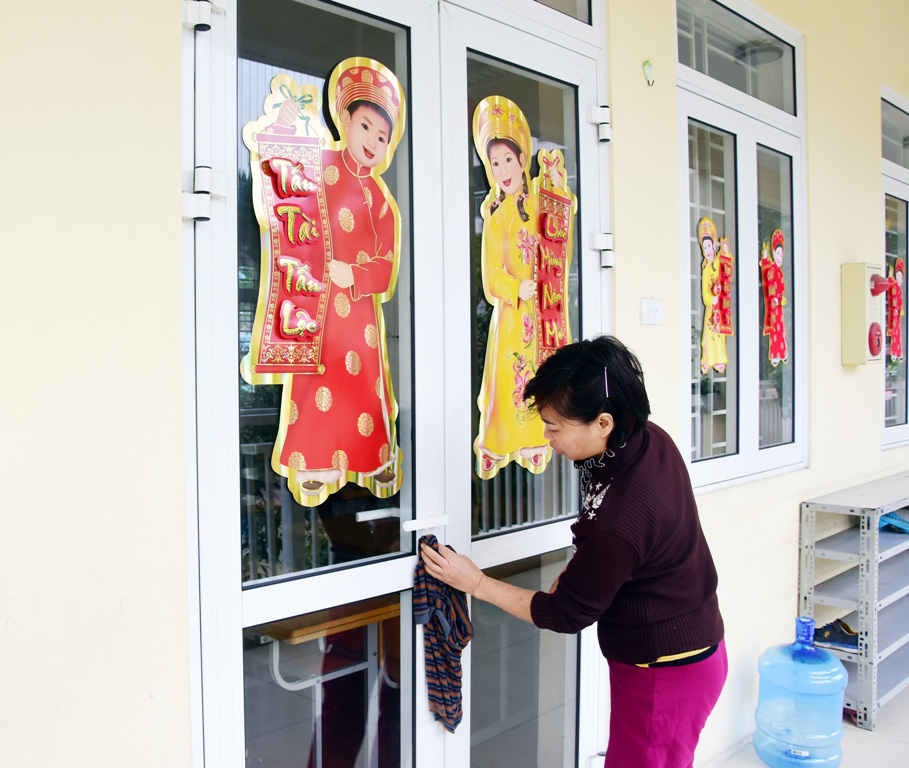 Để bảo vệ học sinh trong ngày đầu tiên trở lại trường, nhiều trường học ở Hà Nội đã đưa ra các biện pháp tích cực phòng chống lây lan virus Corona - Ảnh 1.