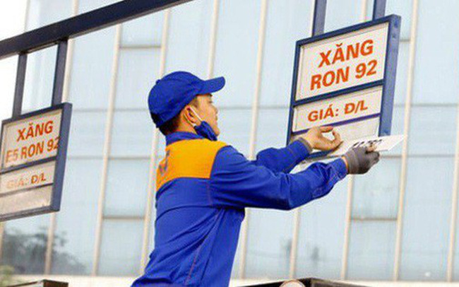 Gi&aacute; xăng giảm mạnh sau Tết - Ảnh 1.