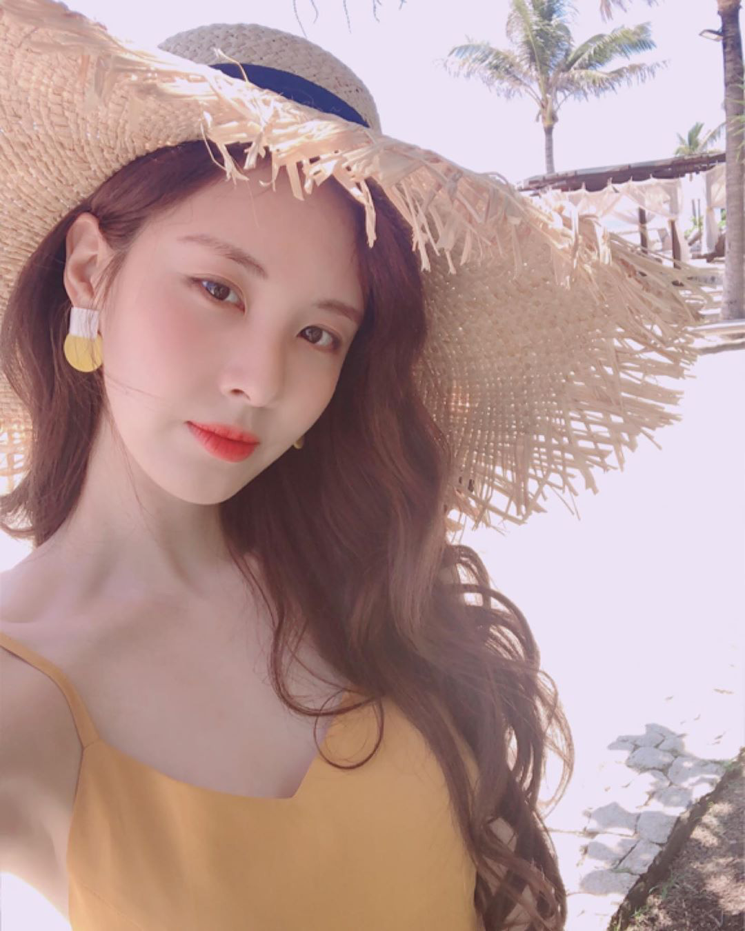 Không nhận ra Seohyun dạo này: Chuyển phỏm từ style tiểu thư sang sexy “chơi bời”, mặc càng bạo lại càng đẹp - Ảnh 1.