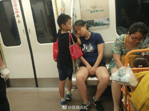Thấy mẹ ngủ gật trên tàu điện ngầm, con trai có hành động nhỏ khiến ai cũng thốt lên: “Đứa trẻ này được giáo dục quá tốt” - Ảnh 1.
