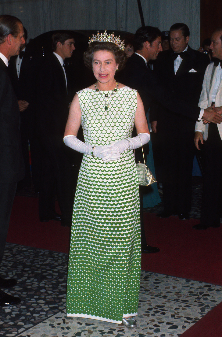 Những bộ váy áo lộng lẫy nhất của Nữ hoàng Anh trước khi bà theo đuổi phong cách sặc sỡ sắc màu - Ảnh 1.