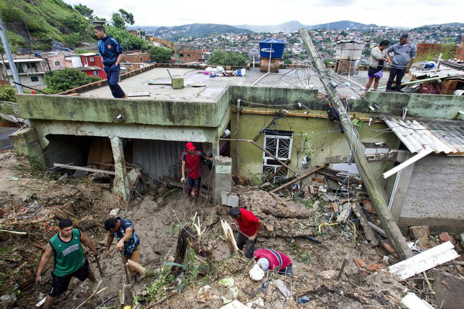Lũ lụt c&agrave;n qu&eacute;t Brazil, giết chết 64 người - Ảnh 2.