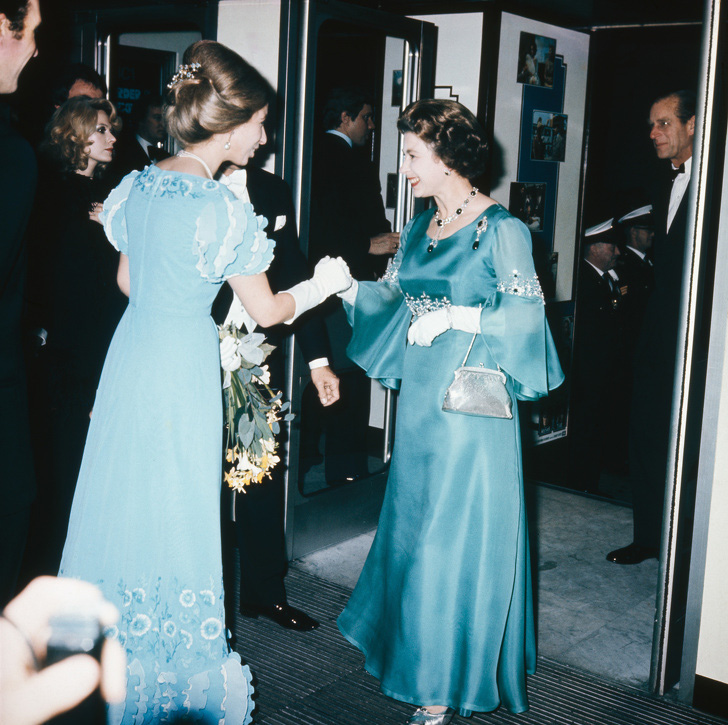 Những bộ váy áo lộng lẫy nhất của Nữ hoàng Anh trước khi bà theo đuổi phong cách sặc sỡ sắc màu - Ảnh 2.