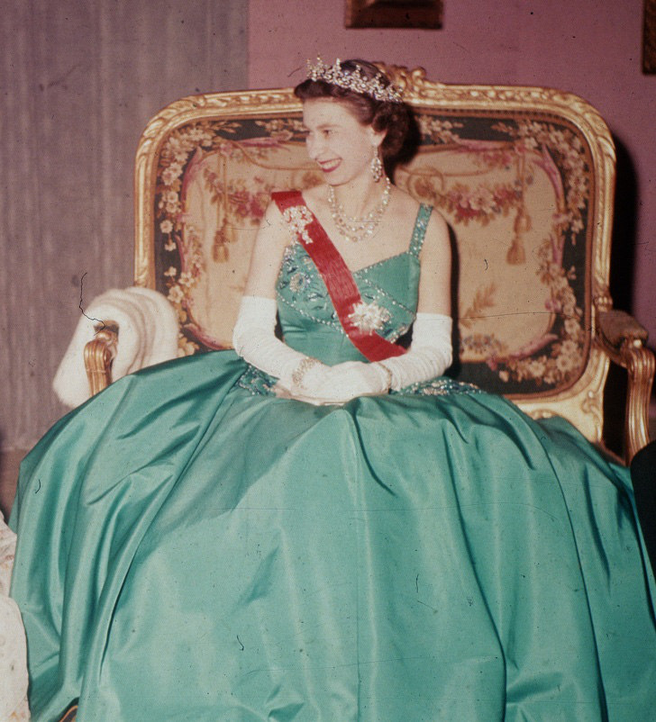 Những bộ váy áo lộng lẫy nhất của Nữ hoàng Anh trước khi bà theo đuổi phong cách sặc sỡ sắc màu - Ảnh 15.