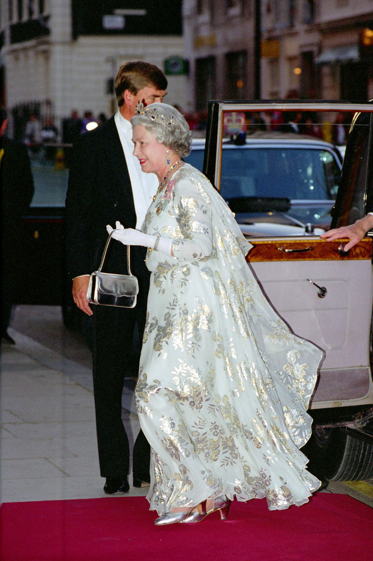 Những bộ váy áo lộng lẫy nhất của Nữ hoàng Anh trước khi bà theo đuổi phong cách sặc sỡ sắc màu - Ảnh 17.