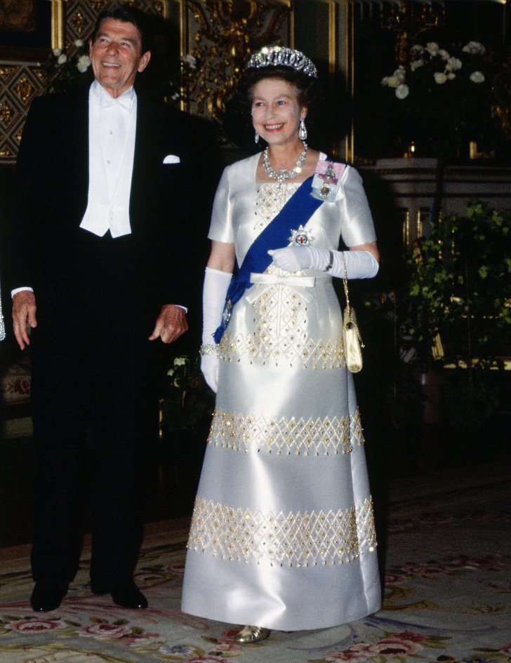 Những bộ váy áo lộng lẫy nhất của Nữ hoàng Anh trước khi bà theo đuổi phong cách sặc sỡ sắc màu - Ảnh 5.