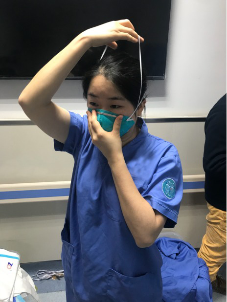Không cứu sống được bệnh nhân nhiễm virus corona, 2 bác sĩ Vũ Hán bị đánh đập và xé áo bảo hộ cùng tâm sự nhói lòng của một nữ y tá - Ảnh 3.