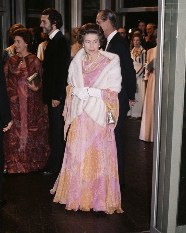 Những bộ váy áo lộng lẫy nhất của Nữ hoàng Anh trước khi bà theo đuổi phong cách sặc sỡ sắc màu - Ảnh 6.