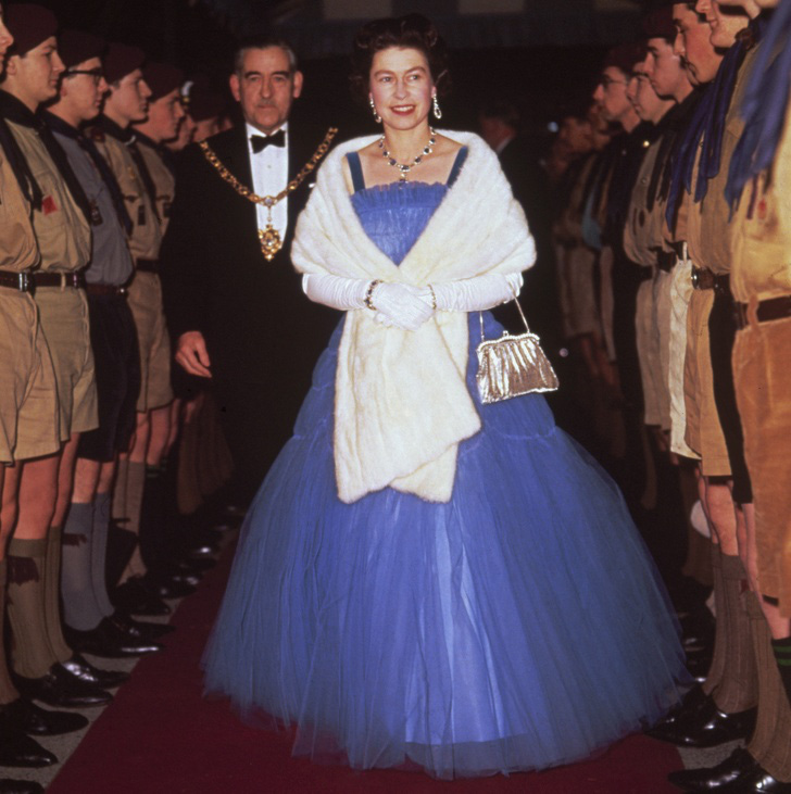 Những bộ váy áo lộng lẫy nhất của Nữ hoàng Anh trước khi bà theo đuổi phong cách sặc sỡ sắc màu - Ảnh 7.