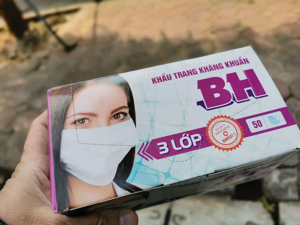 Tranh cướp hộp khẩu trang đang đội giá gấp 6 lần, nhiều người đến sau vẫn hớt hải lo lắng vì sợ không mua được - Ảnh 13.