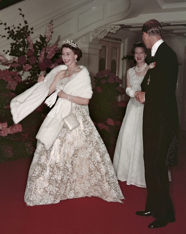 Những bộ váy áo lộng lẫy nhất của Nữ hoàng Anh trước khi bà theo đuổi phong cách sặc sỡ sắc màu - Ảnh 8.