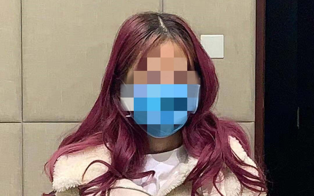 Thiếu nữ 19 tuổi bị bắt vì giả mạo y tá bán khẩu trang với giá cao hơn niêm yết giữa tâm dịch viêm phổi Vũ Hán